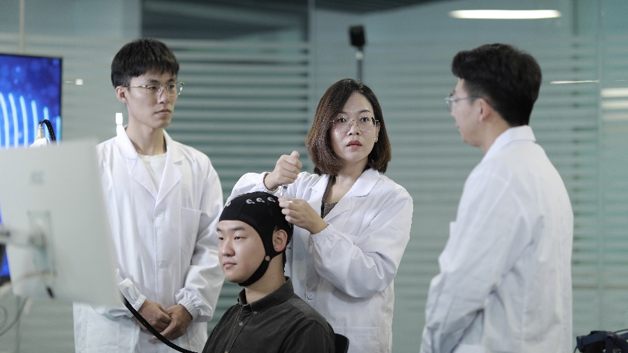 非植入式脑机接口技术